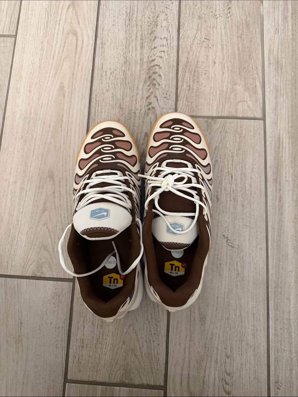 Men's Brown and Cream Wave-Pattern Athletic Sneakers